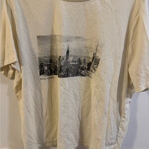 Tan and cream New York skyline tee